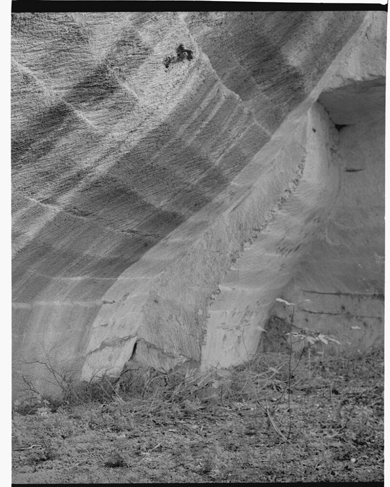 carved limestone surfaces of nearby latomie inform the project’s spatial geometry