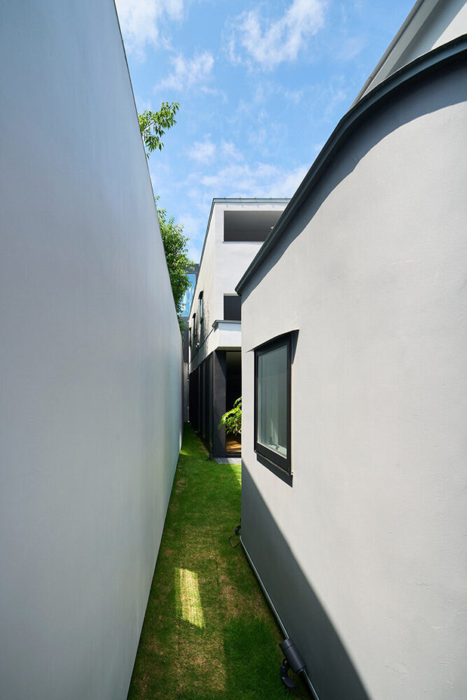 a narrow side garden runs between perimeter wall and inner volume