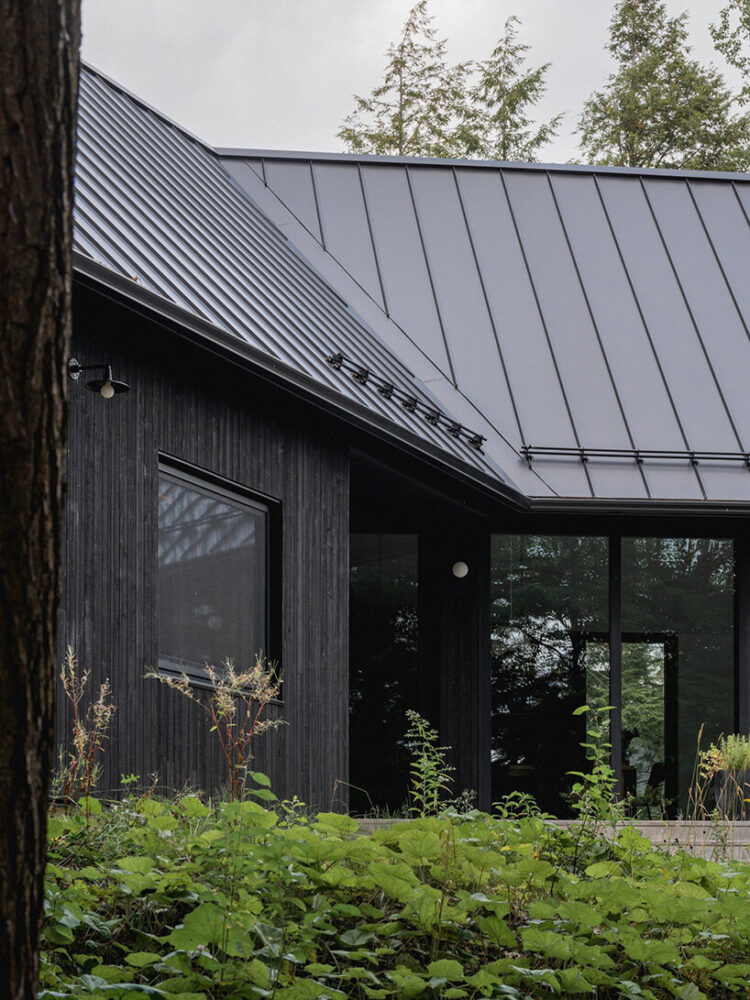 a glazed alcove on the side signals the point of entry