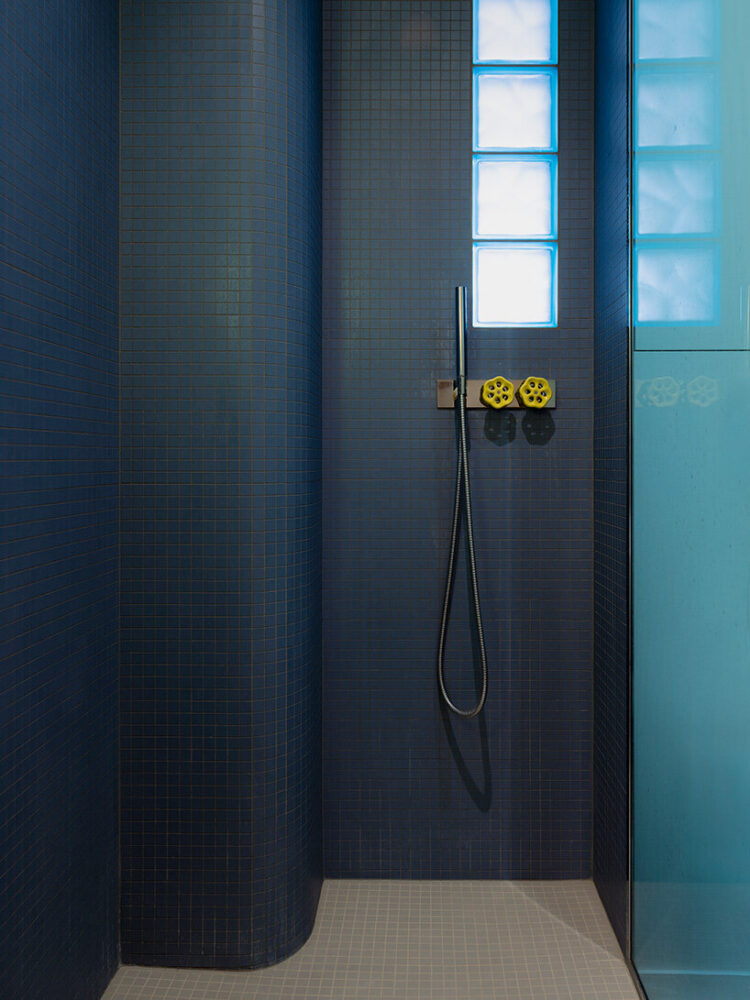 rounded fixtures and tiled surfaces shape a compact bathroom with a pool-like atmosphere