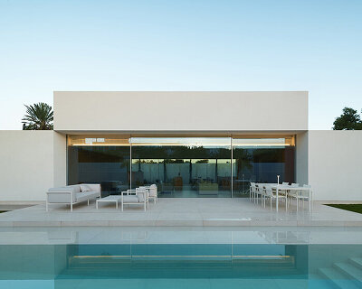 fran silvestre organizes three-part house around hovering living volume in spain