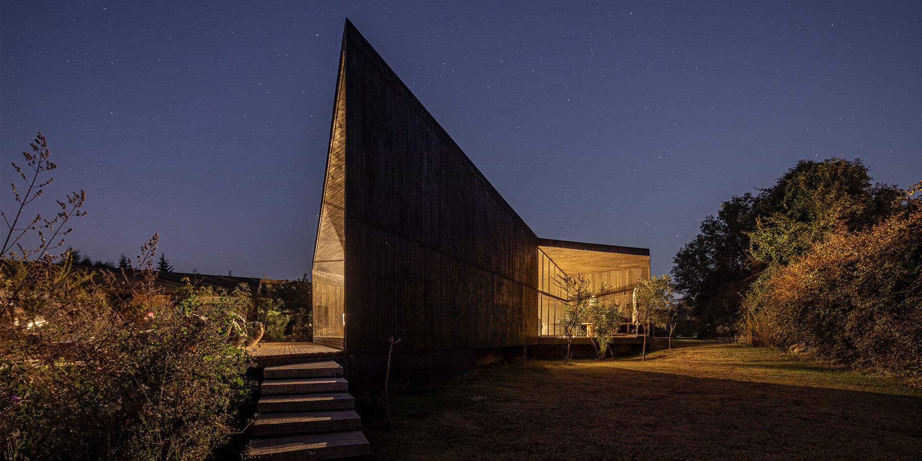 two-angular-volumes-black-concrete-casa-mavra-residence-valle-de-bravo-mexico-tac-taller-alberto-calleja-designboom-1800-3
