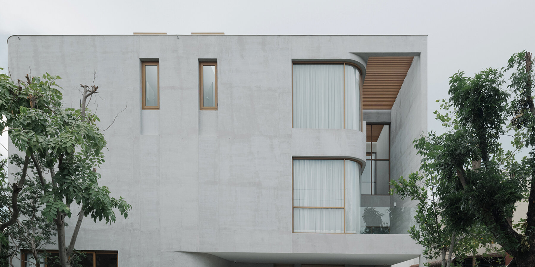 curved-concrete-volumes-glass-hinge-oom-house-bangkok-anonym-studio-designboom-1800-1