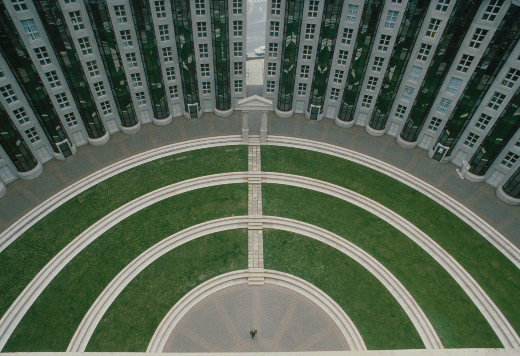 inside-ricardo-bofill-taller-arquitecturas-color-coded-labyrinths-constructed-dreamscapes-designboom-large03