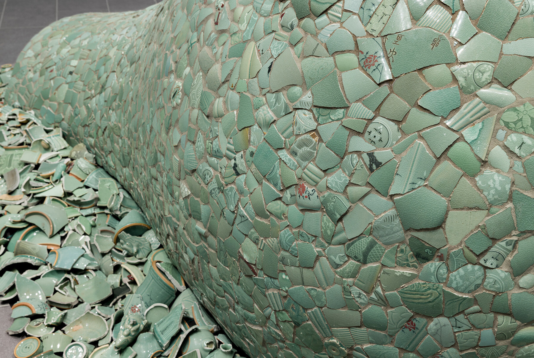 fractured-korean-ceramics-symbols-resilience-jean-shin-installation-green-wood-cemetery-designboom-large01