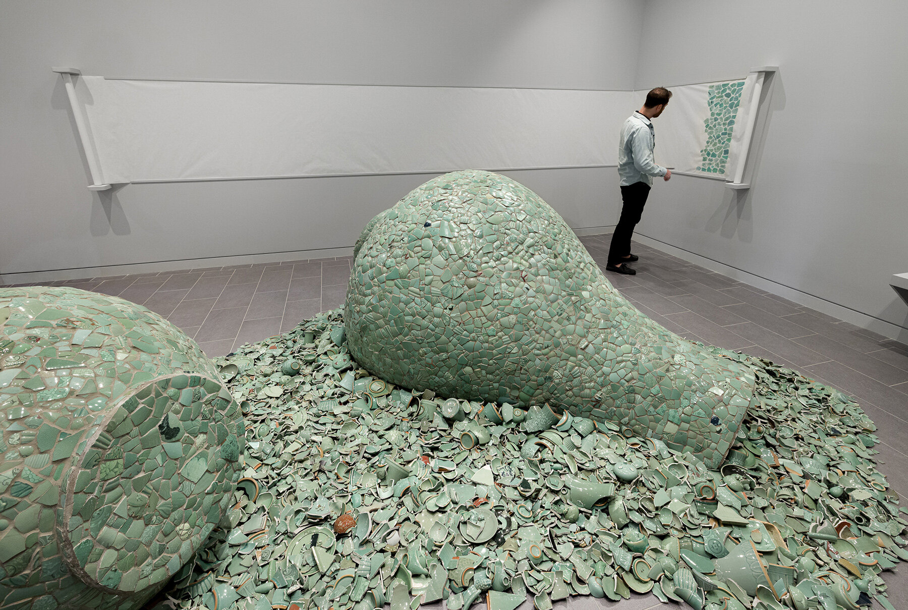 fractured-korean-ceramics-symbols-resilience-jean-shin-installation-green-wood-cemetery-designboom-large02