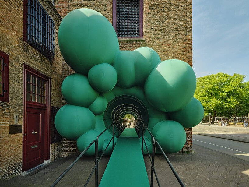 giant inflatable artworks turn the hague into an open-air museum during blowup jubilee - 1