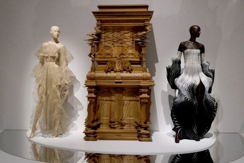Airborne Dress, ‘Aeriform’ collection, 2017 (left). Dichotomy Strapless Gown, ‘Hypnosis’ collection, 2019 (right), Iris Van Herpen Atelier