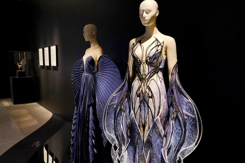 Harmonia Dress, ‘Shift Souls’ collection, 2019, (left). Mano-Maya dress, ‘Meta Morphism’ collection, 2022 (right), Iris Van Herpen Atelier