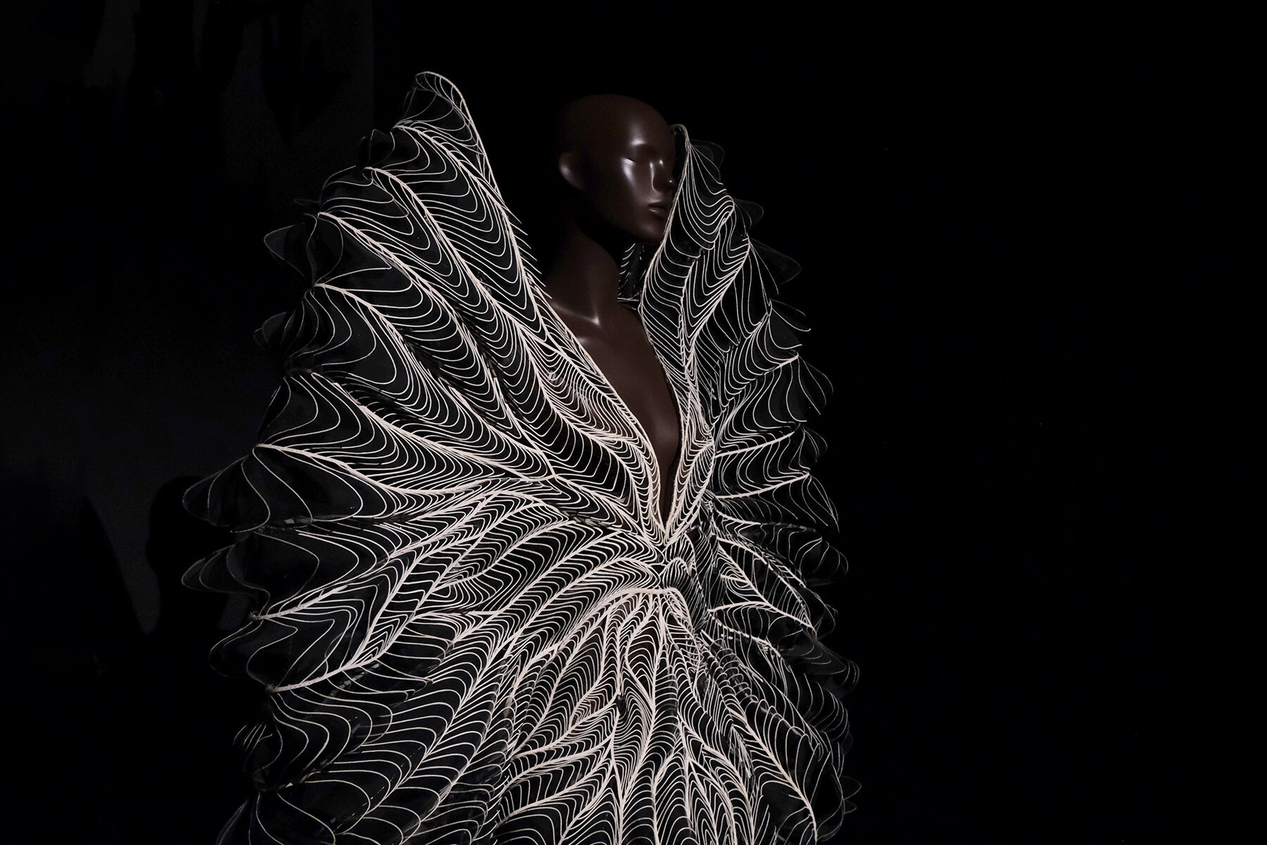 iris-van-herpen-sculptuing-senses-brooklyn-museum-designboom-06a