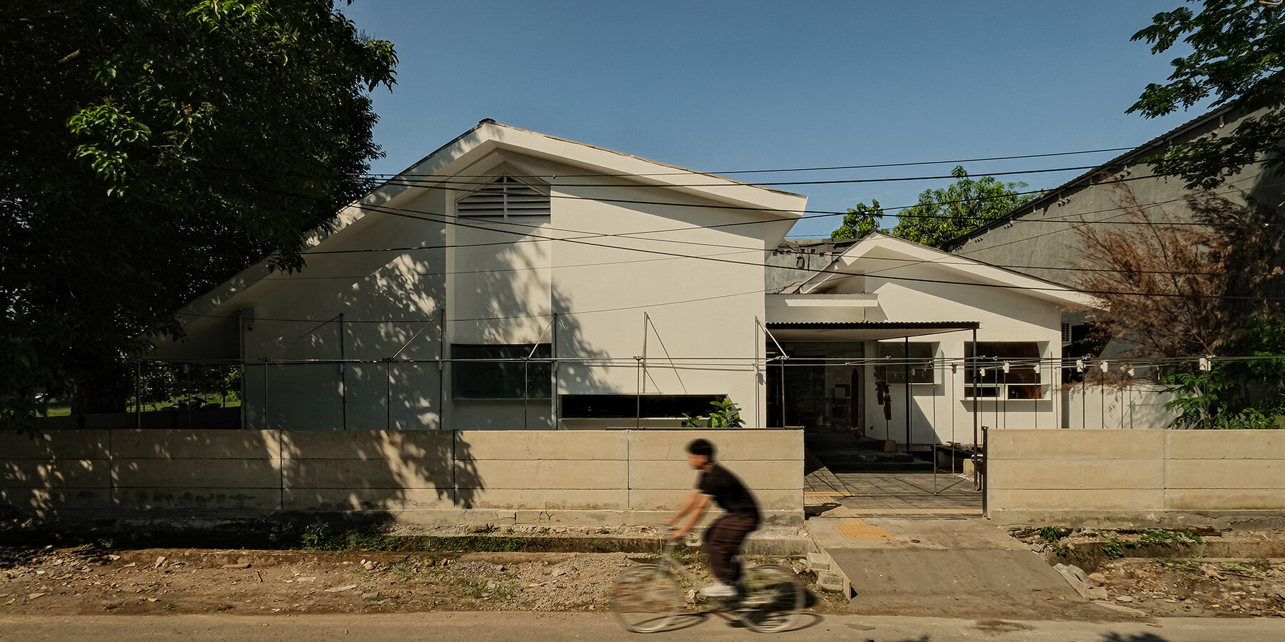 taobun-literacy-house-ins-studio-cafe-workspace-makassar-indonesia-designboom-1800-1