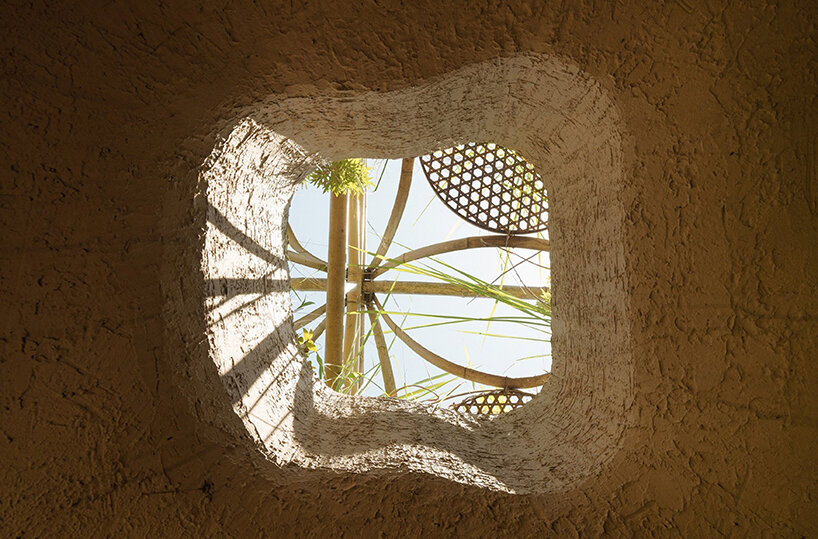 voids freely expand within the columns, piercing the thick walls to form skylights and side windows