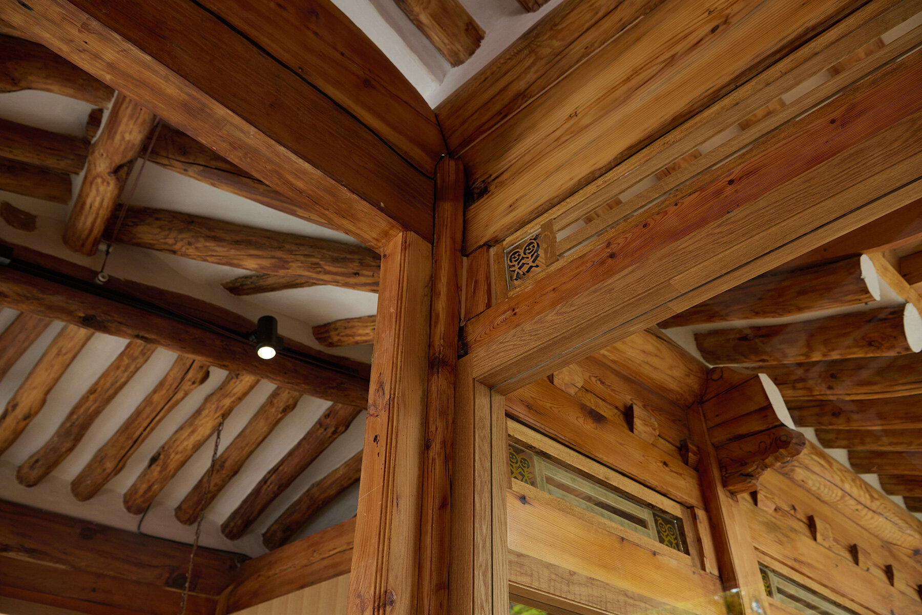 century-old-hanok-urban-sophistication-seoul-flagship-logic-domestic-life-designboom-large02