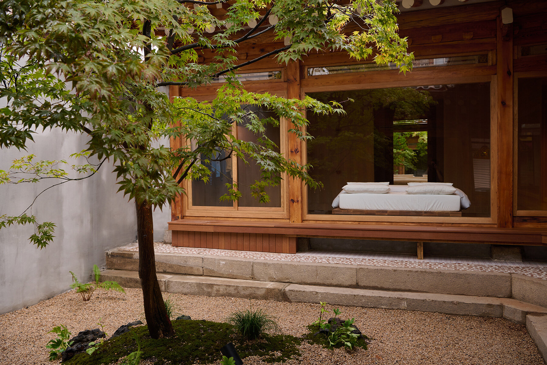 century-old-hanok-urban-sophistication-seoul-flagship-logic-domestic-life-designboom-large03