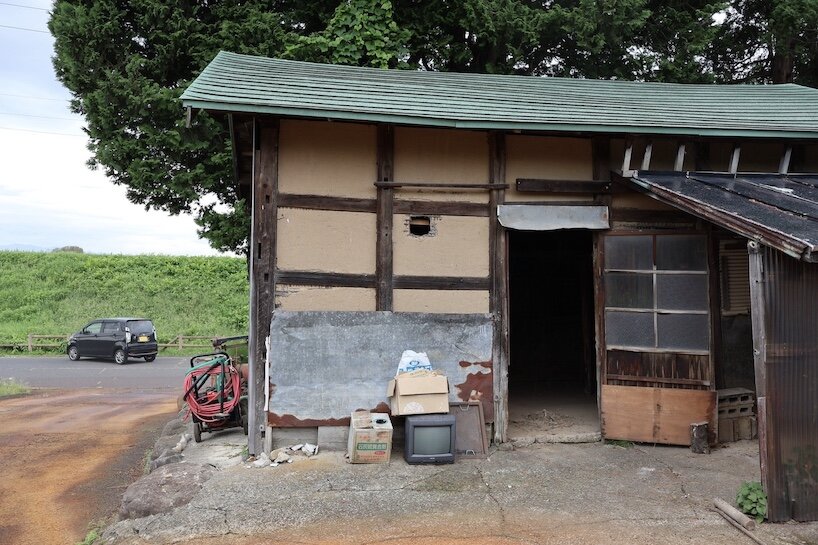 exterior view of the agricultural shed before dismantling | image courtesy of Go Izumita