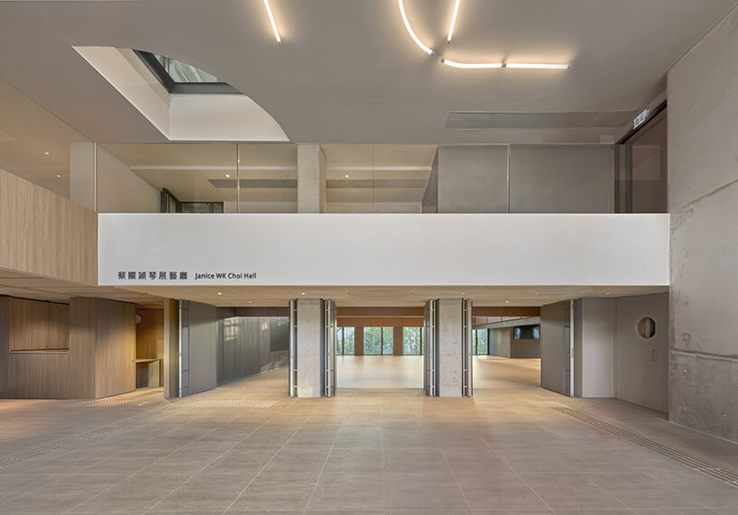 the ground floor is an open colonnade, extending visually and spatially the lobby and the hall to the contextual greenery