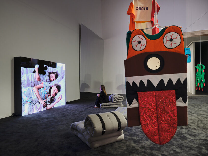 For Children. Art Stories since 1968 links: Harun Farocki, Bedtime Stories (Cat), 1973–74, rechts: Rivane Neuenschwander, in Zusammenarbeit mit Guto Carvalhoneto, The Name of Fear / Rio de Janeiro (Monster | Fremder), 2017, exhibition view, Haus der Kunst München, 2025 | image © Agostino Osio