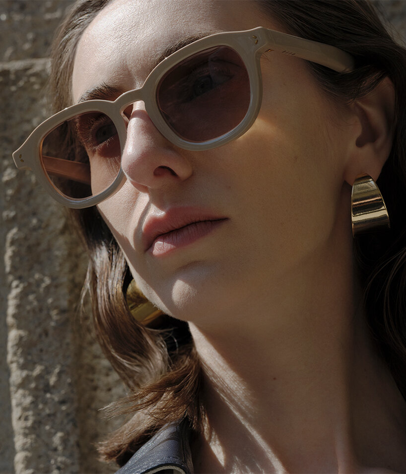 the lenses feature uv400 protection and ipx4 weather resistance, supported by a battery that lasts up to two weeks