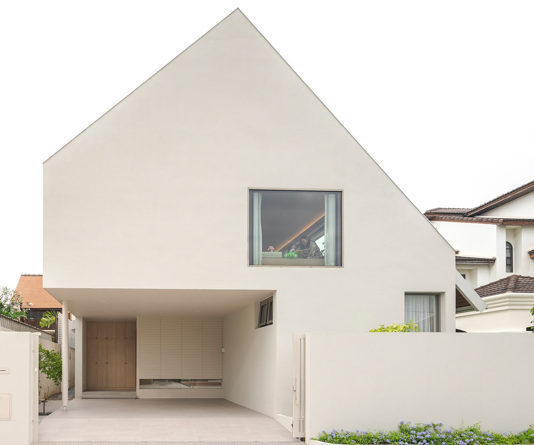 anonym-studio-bhoon-house-bangkok-thailand-recessed-roof-planted-courtyard-designboom-1800-2
