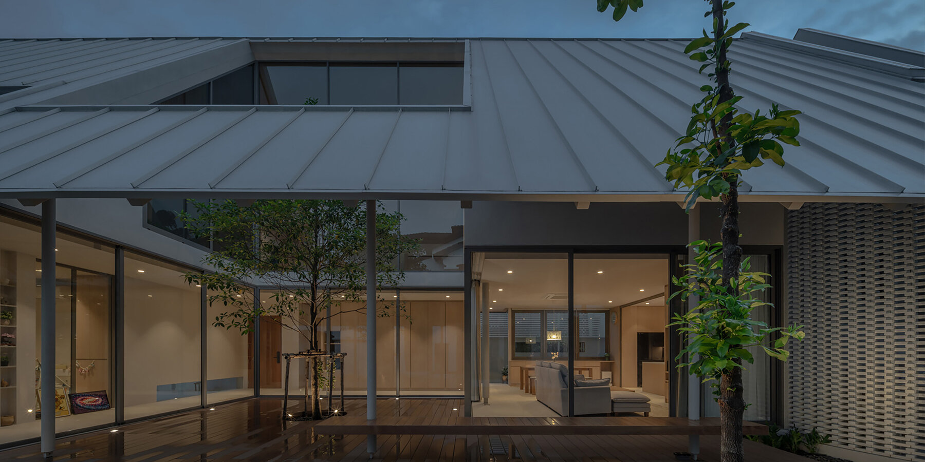 anonym-studio-bhoon-house-bangkok-thailand-recessed-roof-planted-courtyard-designboom-1800-3