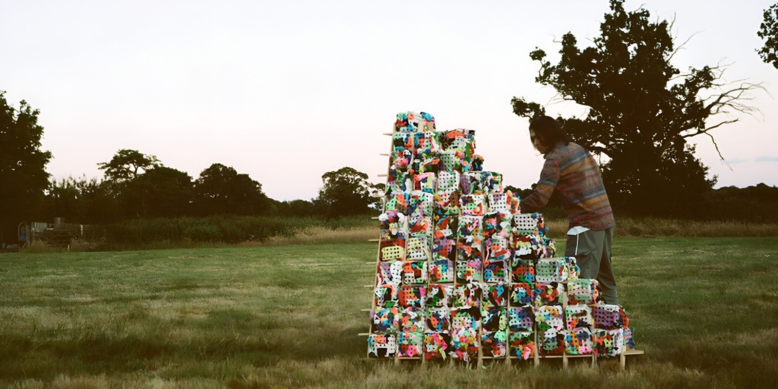 discarded-synthetic-textiles-porous-structural-material-fast-fashion-architecture-taylor-leung-designboom-1800-3