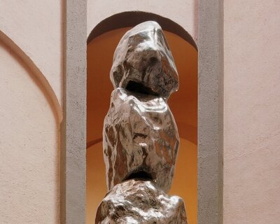 luna paiva installs 300-kilogram stainless steel totem at bofill’s la fábrica