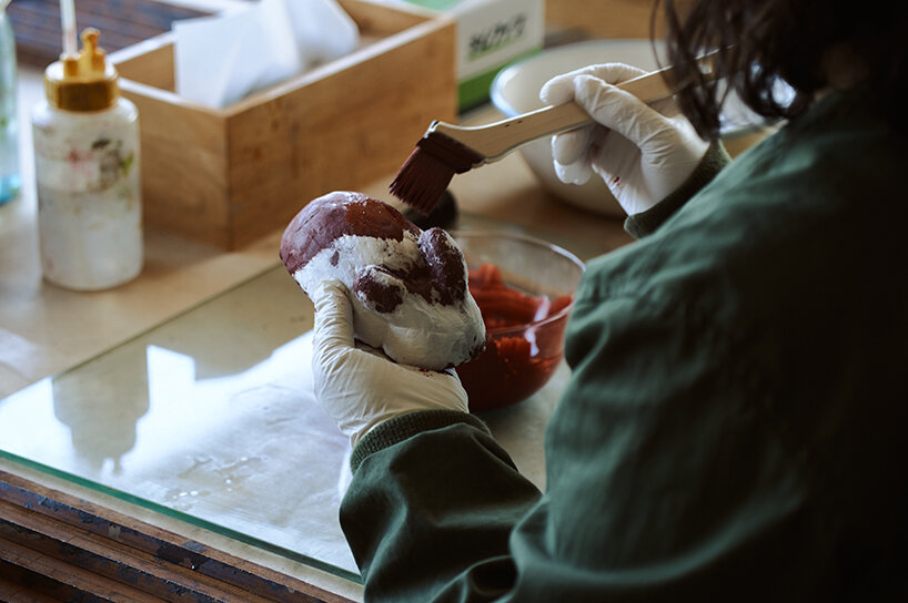 a scene of applying lacquer