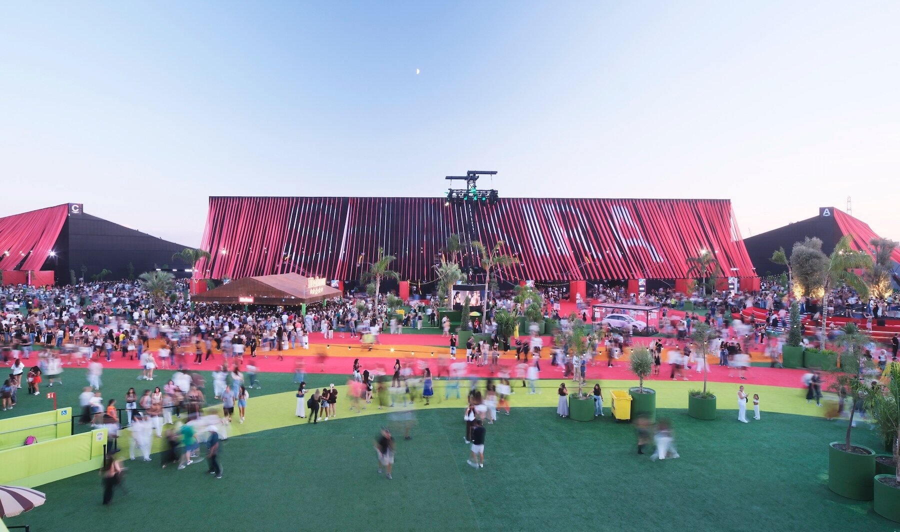big-shakira-temporary-city-madrid-reusable-structures-designboom-1434
