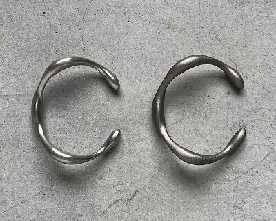 this sculptural silver bracelet vibrates when it’s time to put down your phone