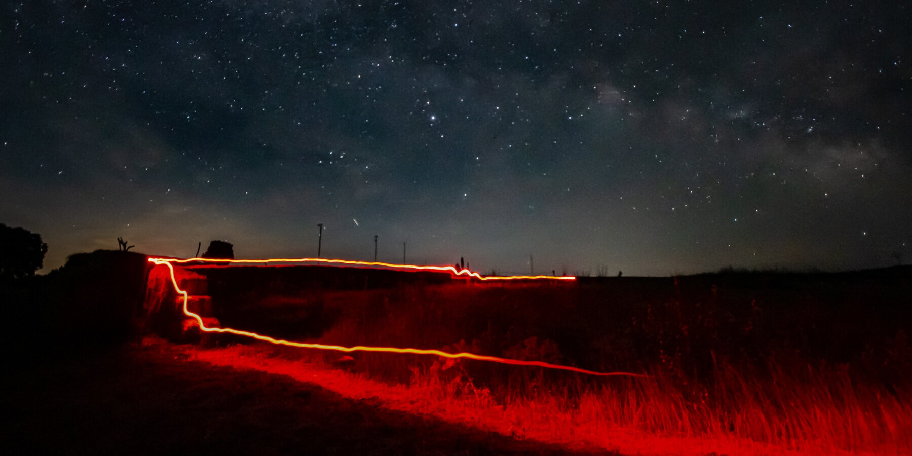 kura-land-art-installation-paisajeencontrado-straw-walls-amphitheater-experimental-garden-path-rural-spain-designboom-1800-3