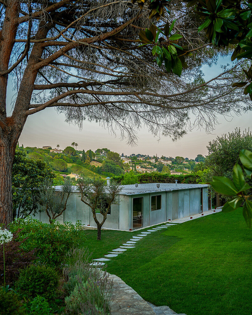 this 1950s modular house by jean and claude prouvé has moved across france - 8