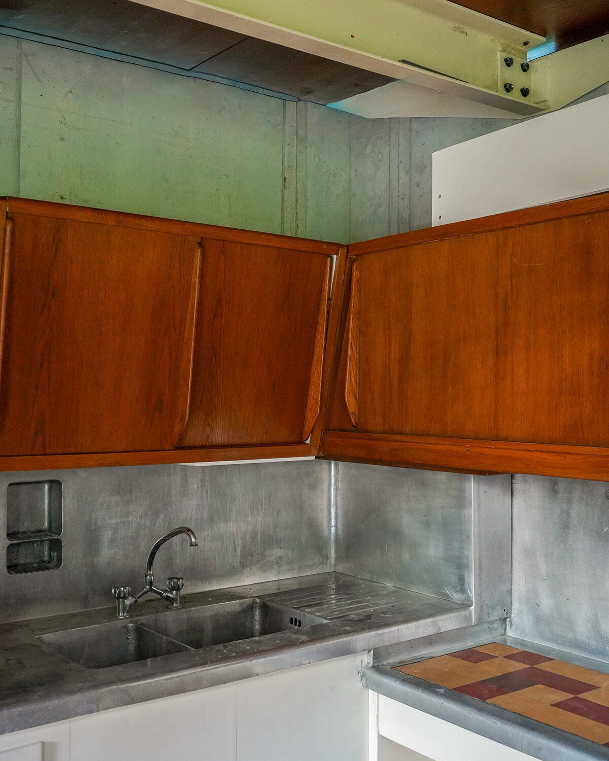 this 1950s modular house by jean and claude prouvé has moved across france - 7