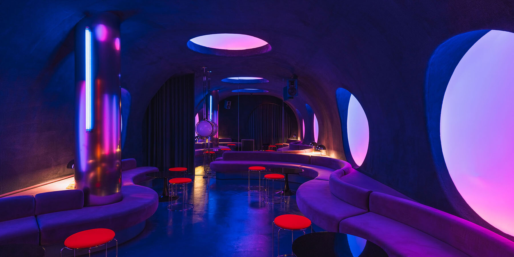 retro-cocktail-bar-multi-chrome-lighting-curved-steel-barcelona-focacceria-isern-serra-focacha-designboom-1800-2