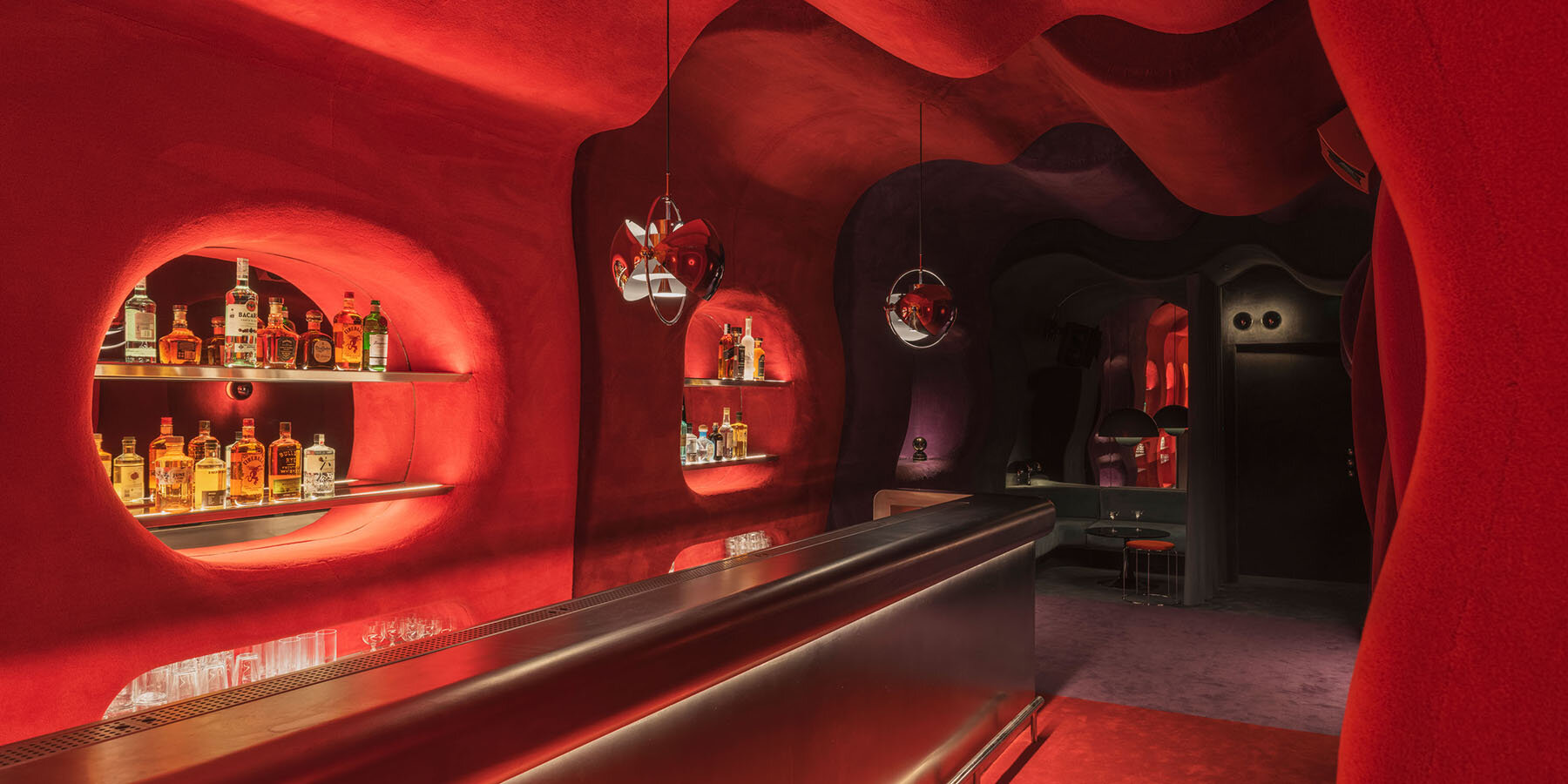 retro-cocktail-bar-multi-chrome-lighting-curved-steel-barcelona-focacceria-isern-serra-focacha-designboom-1800-3