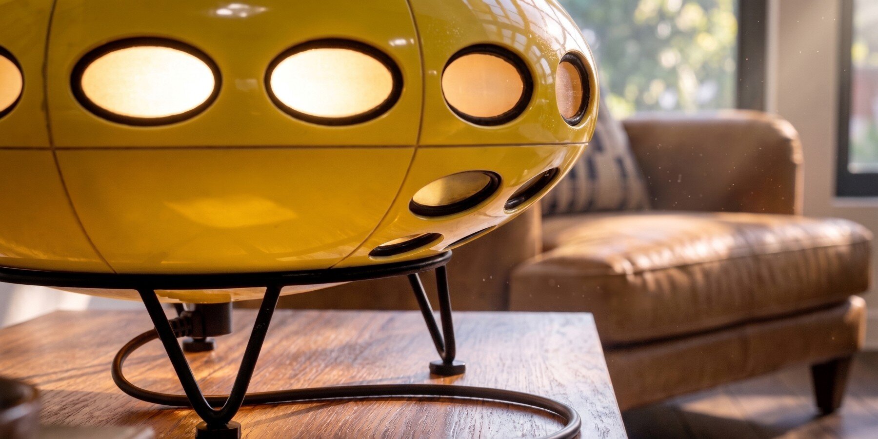 wololow-night-lamp-ver-2-0-miniature-tabletop-space-age-lamp-designboom-1800-2