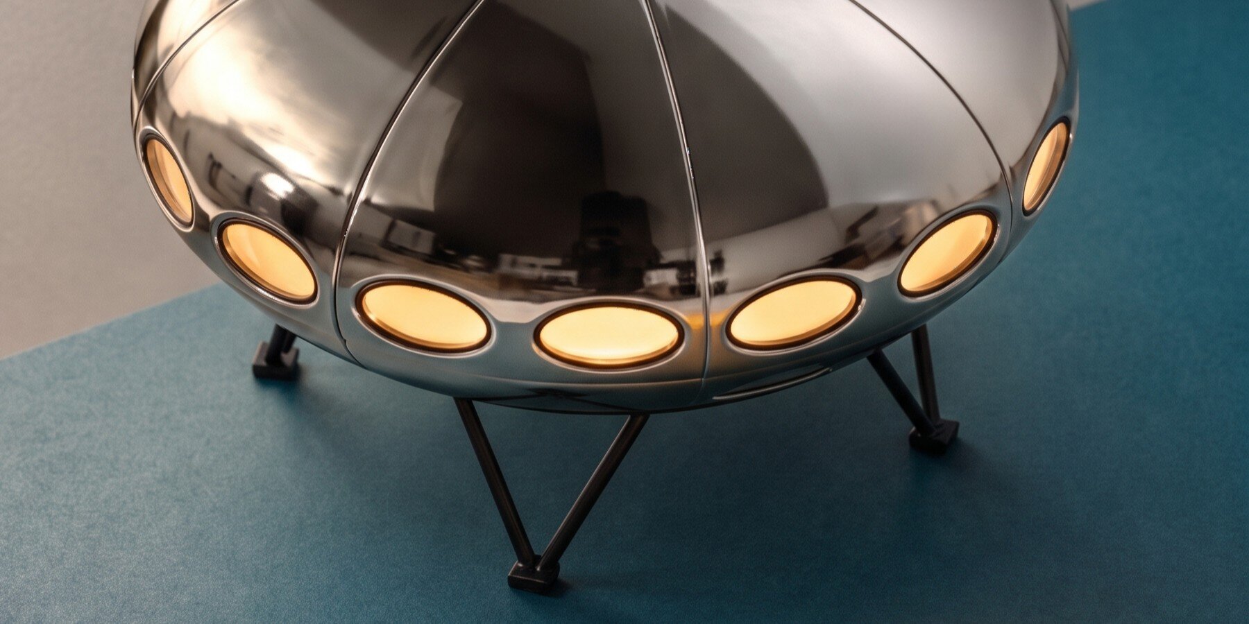 wololow-night-lamp-ver-2-0-miniature-tabletop-space-age-lamp-designboom-1800-3